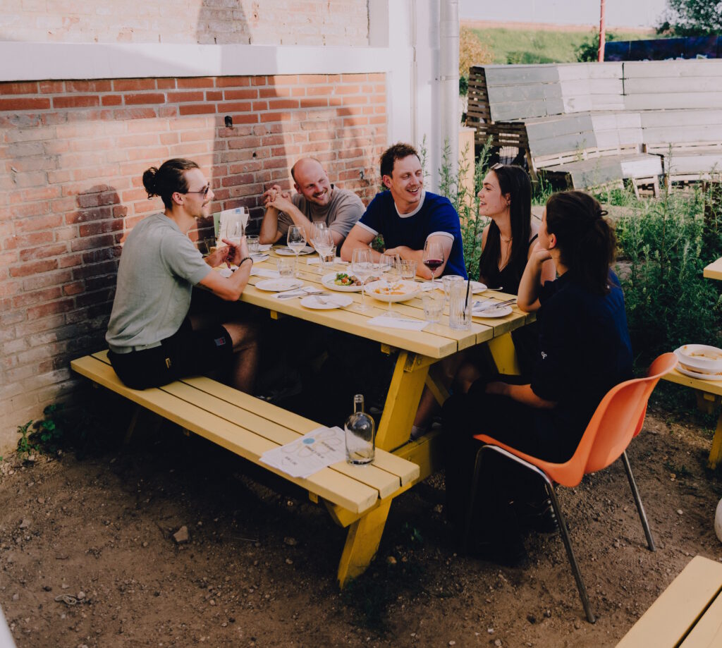 Team De Achtertuin tijdens proefdiner